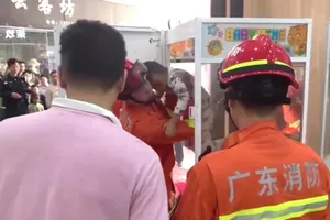 Giải cứu bé trai mắc kẹt bên trong máy gắp thú