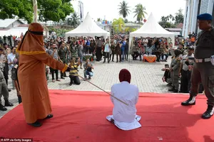 Bị đánh 100 roi vì 'ăn cơm trước kẻng'