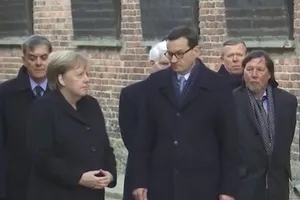 Bà Merkel lại suýt vấp ngã, dấy tin đồn về sức khỏe giảm sút