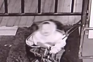 Bé 3 tuổi bị cha nhốt vào túi du lịch rồi bỏ rơi