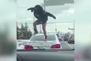 Nhảy lên xe quậy phá vì bị bạn trai lừa dối