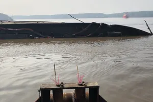 Vẫn chưa tìm thấy 2 người mất tích khi trục vớt tàu 8.000 tấn