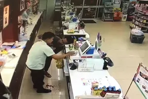 Cướp tấn công NV cửa hàng nhưng áy náy vì ra tay quá mạnh