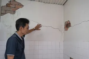 Video: Tường bỗng dưng lún nứt, nghi do hàng xóm xây nhà