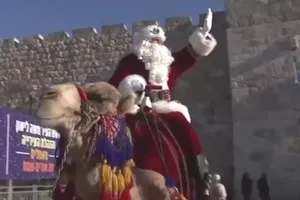 Lạ với ông già Noel cưỡi lạc đà đi phát quà Giáng sinh