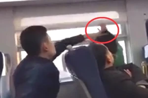 Thanh niên đánh phụ nữ lớn tuổi trên xe lửa vì tấm màn che