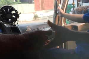 Điều tra: Đăng kiểm viên ngã giá với tài xế ở khu vực toilet