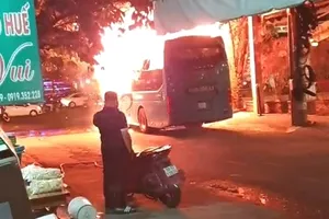 Video: Xe khách cháy dữ dội ở quận Tân Bình