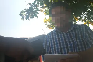 Video: Cận cảnh 'cò' nhận tiền ở các trung tâm đăng kiểm