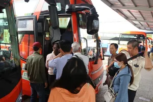 Bến xe Miền Tây tấp nập người dân về quê ăn tết