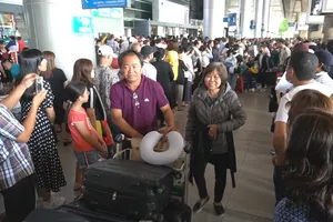 Sân bay Tân Sơn Nhất: 'Biển người’ đón Việt kiều về ăn tết