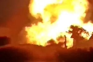 26 học sinh thoát chết sau khi xe buýt lao vào đám cháy