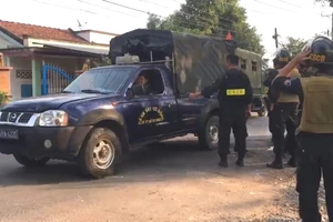 Clip: Nhiều cảnh sát rời nơi nghi kẻ bắn chết 4 người lẩn trốn