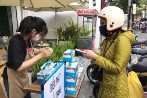 Video: Hàng loạt cửa hàng phát khẩu trang miễn phí ở Đà Nẵng 