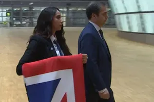 Khoảnh khắc cờ Anh được kéo xuống khỏi tòa nhà Nghị viện EU