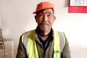 Công nhân vệ sinh góp tiền dành dụm ít ỏi cho tâm dịch Vũ Hán