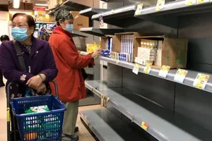 Lo dịch Corona kéo dài, dân Hong Kong đổ xô 'gom' giấy vệ sinh