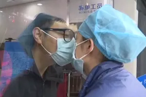 Vì Corona, nữ y tá phải hôn bạn trai qua cửa kính