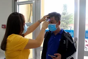 Bình Tân: Đo thân nhiệt người dân khi đến UBND quận
