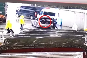 Trốn trong cốp xe để tránh trạm kiểm soát virus COVID-19