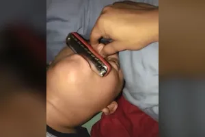 Thiếu niên thổi Harmonica bằng tiếng ngáy