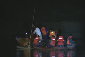 Video: Tìm kiếm 4 nạn nhân còn mất tích trong vụ chìm ghe