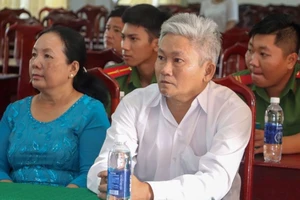 Video: VKSND huyện Phụng Hiệp xin lỗi người bị oan 33 năm