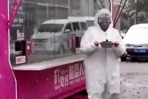 Máy phục vụ 36 phần ăn trong 15 phút cho nhân viên y tế Vũ Hán