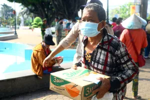 Video: Phát quà cho người bán vé số ở Bình Dương