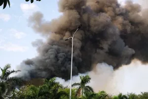 Video: Lửa bùng phát trong đêm tại kho hạt điều 15.000 tấn