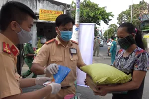 Cảnh sát giao thông tặng hơn 4,5 tấn gạo cho người nghèo 