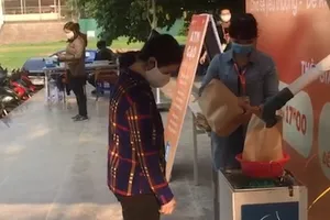 Người nghèo được mua hàng miễn phí ở Siêu thị Hạnh Phúc