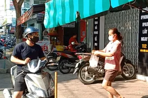 Người dân Đà Nẵng hồ hởi trong ngày đầu cho bán mang về