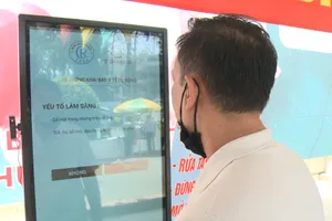 Chống dịch COVID-19: Xem khai báo y tế tự động tại BV Chợ Rẫy