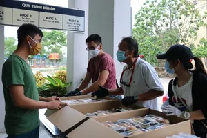 Bánh mì nghĩa tình dành tặng lực lượng phục vụ tuyến đầu