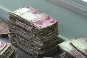 Đem tiền triệu đi chôn, bị phân hủy hết 1/4