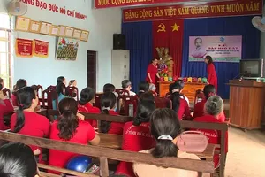 Người dân mừng rơi nước mắt khi nhận tiền từ quỹ nuôi heo đất