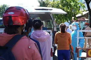 Bệnh viện quá tải, chuyển hàng trăm người đến khu cách ly mới