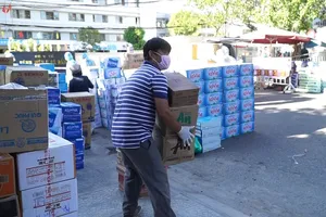 Đà Nẵng: Đổ xô tiếp tế lương thực cho bệnh viện