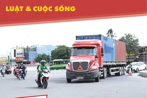 Báo động tình trạng lật thùng container đè chết người