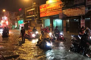 Ngập nặng, cả tuyến đường Phan Huy Ích tê liệt