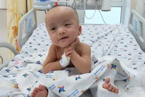 25 ngày sau ca mổ tách dính, cặp song Nhi đã tự ngồi dậy