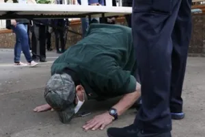 Ông Duterte hôn mặt đất tưởng nhớ các nạn nhân vụ nổ kép 