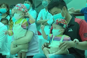 Gặp Trúc Nhi - Diệu Nhi đón Tết trung thu trong bệnh viện