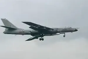 Phát hiện máy bay ném bom Trung Quốc mang tên lửa siêu thanh 