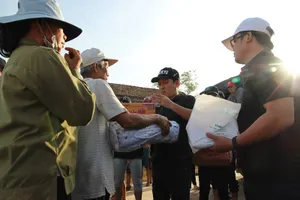 Video: Trường Giang, Nhã Phương trao quà ở Quảng Bình