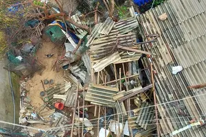 Lý Sơn: Gió giật cấp 13, dân phải xuống hầm tránh bão