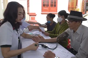 Bệnh viện Quân y 175 cấp thuốc miễn phí cho dân Quảng Ngãi