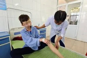 Chủ quán bánh xèo đánh trẻ 15 tuổi có thể bị xử lý ra sao?