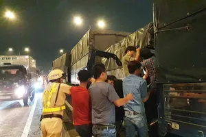 Video: Giải cứu tài xế mắc kẹt trong vụ tông xe liên hoàn